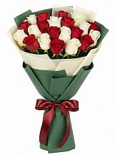 Букет Микс из красных и белых роз в Шайковке