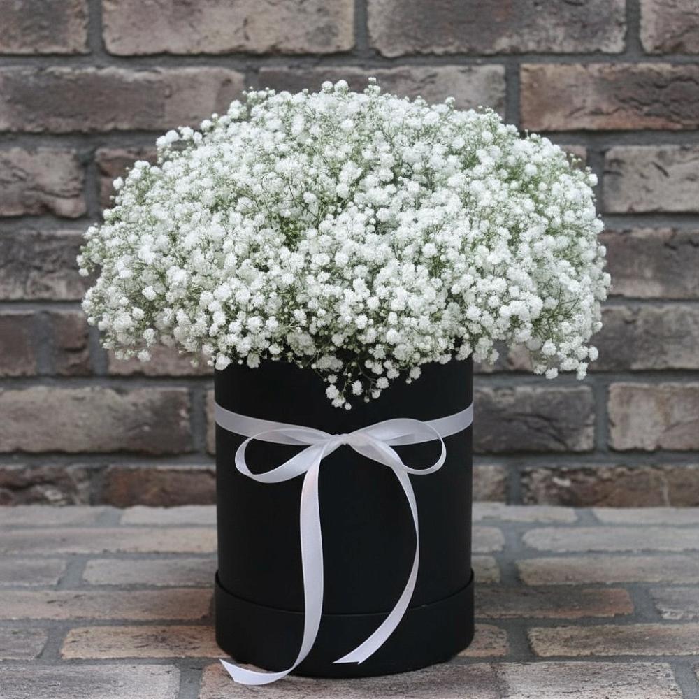 Цветочная композиция из Гипсофила в шляпной коробке в Шайковке