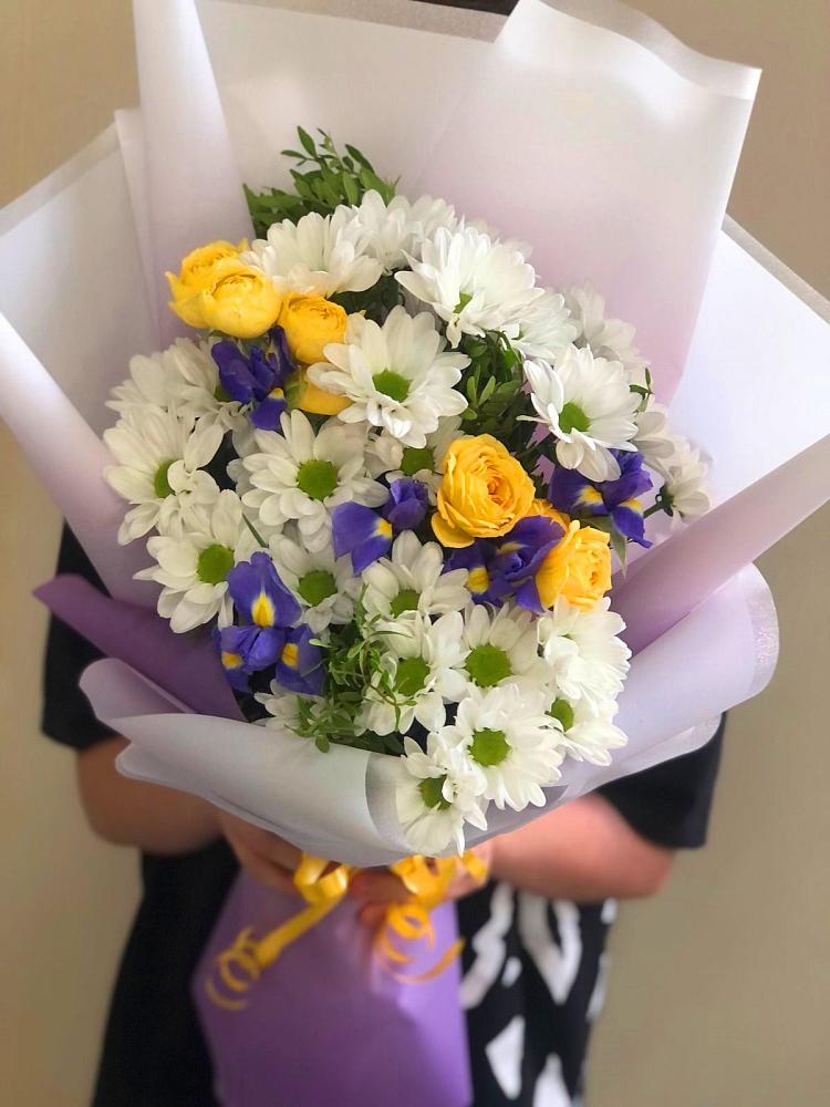 Букет цветов из: Ирисы, Хризантемы и Розы в Шайковке