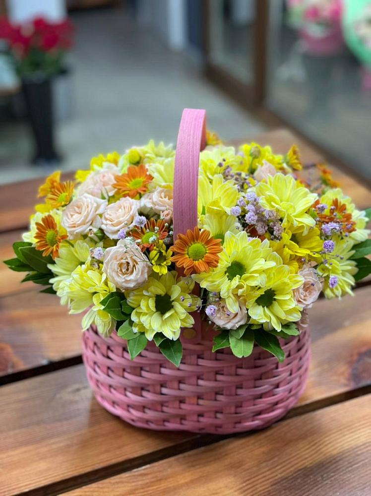 Цветочная композиция из Хризантемы и Розы в корзине в Шайковке