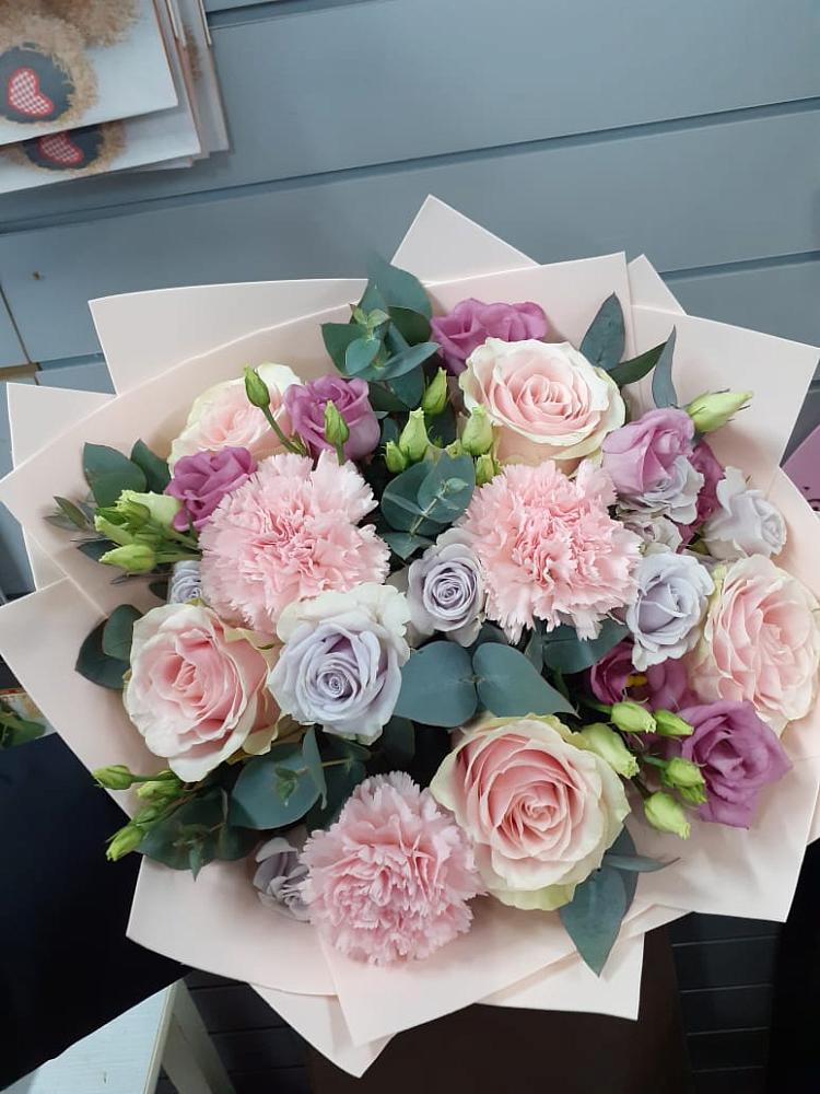 Букет цветов из: Розы, Гвоздики и Лизиантусы в Шайковке